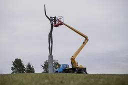 „Pakelk akis“: miesto skulptūros rišasi šalikus