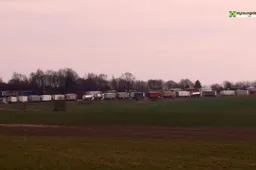 Pasienyje nutįso kilometrinės vilkikų eilės