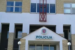 Ginklą ir šovinius atvirai laikė virtuvėje