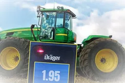 Prie vairo – girti: nukentėjo traktorininką lenkusi VW vairuotoja