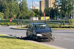 LIDL žiede susidūrė Volkswagen ir greitosios pagalbos automobilis