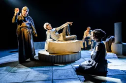 Apie amžinąsias vertybes su ironijos prieskoniu – lapkričio 19 d. spektaklyje „Dialogai“