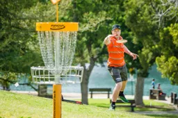 Viena iš siūlomų alytiškių iniciatyvų – diskogolfas. Kaip jis žaidžiamas?