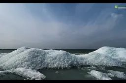 Dzūkų jūra vaduojasi iš ledo gniaužtų, ant kranto formuojasi įspūdingi gamtos menai – „kristaliniai“ kalnai