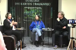 Pilnų butelių draugija ir poetinio gylio paieškos