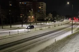Šalies keliuose pradėta barstyti speciali druska
