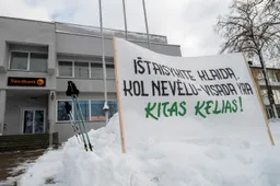 Į gatves išvažiavę sanatorijos darbuotojai teismui suformavo ieškinį dėl banko sankcijų