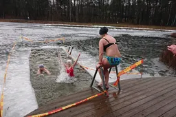 Naujuosius metus sveikuoliai pradėjo maudynėmis Dailidėje