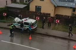 Susidūrimo išvengti siekęs tarnybinis automobilis atsitrenkė į gatvės atitvarus