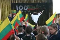„Volungėje“ - trispalvė akcija mokyklos kiemelyje ir geltonos volungės
