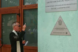 Alytuje paminėtas Lietuvos sukilimas, pašventintas jam skirtas simbolis ant Šaulių namų