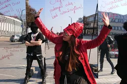 Žiūrovų pasiilgę teatralai paminėjo profesinę šventę Rotušės aikštėje