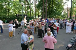 Senjorų naktišokiai grįžta po stogu – su armonikomis, būgnais ir net bandonijomis