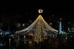 Lazdijuose įžiebta pagrindinė miesto eglė kviečia pasitikti „Dangiškas Kalėdas“