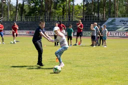 Prieš savo egzaminą su A lygos lyderiu „Dainavos“ futbolininkai surengė pamoką mokiniams