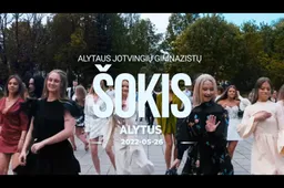 Jotvingių gimnazijos abiturientai  su mokykla atsisveikino tradiciniu šokiu