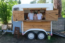 Kavinėje „Kranto pupa“ klientus pasitinka savarankiškai užsidirbti norintys vaikai Kipras ir Gytė