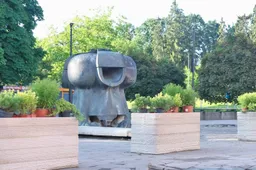 Skverelyje šalia fontano prie „Žuvinto“ prekybos centro – 3D vazonai