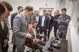 Alytuje atidaryta „Virpil Controls“ virtualaus pilotavimo simuliatorių gamykla