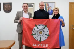Alytaus vėliavą iškėlė ant pasaulyje gražiausia vadinamos viršūnės, planuose – Everestas