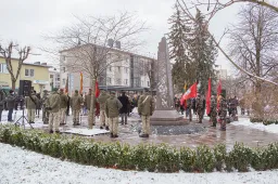 Lietuvos kariuomenės diena paminėta prie naujo paminklo Senamiesčio skvere