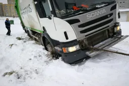 Šiukšlininkų sunkvežimis Alytuje nuslydo nuo nevalyto kelio