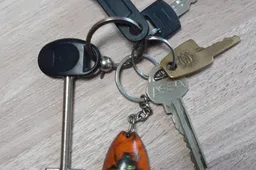 Rasti raktai automobilių stovėjimo aikštelėje