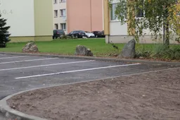 Renovuotų namų kvartale Simne tvarkoma ir aplinka