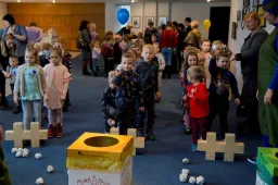 Dzūkijos vaikai plastiko pakuotes pavertė paukščių lesyklėlėmis