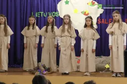 Nepriklausomybės atkūrimo dieną Senamiesčio mokykla pasitiko švente