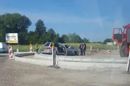 Per Jonines ugniagesiai gelbėjo įkritusį vyrą, apvirtusį taksi, gesino ugnį prie gamyklos