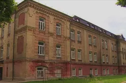 Peiliu grasino nakvynės namų darbuotojui