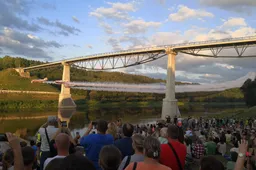 Oro akrobatai praskrido po Alytaus tiltu