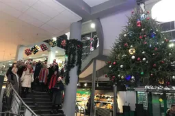 Prekybos centrų lankytojams ir darbuotojams giedojo choristai