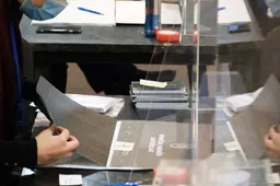 Dainavos apygardoje – A. Palionis ir J. Zailskienė, Jotvingių – Z. Streikus ir V. Semeška