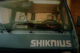 Dėl apleistų automobilių kiemuose patariama kreiptis į viešosios tvarkos skyrių arba policiją