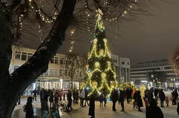 Prie Alytaus Kalėdų eglės nufilmuota mergina su degtukais: „Bus gaisras. Fire in the Rain, Adele“