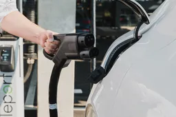 Valkininkuose pradeda veikti dvi elektromobilių įkrovimo stotelės