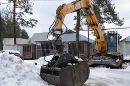 Dėžes su cigarečių kontrabanda Varėnoje krovė ekskavatoriumi
