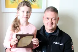 Mažametė padėkojo ją gelbėjusiam pareigūnui