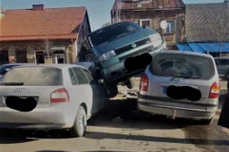 Mikroautobusas Simne „užskrido“ ant aikštėje stovėjusių automobilių