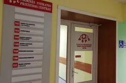 COVID-19 be karščiavimo būdingas kosulys, nuovargis, skonio ir kvapo nejautimas