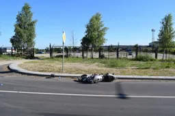 Naujoje sankryžoje susidūrė „Toyota“ ir „Kawasaki“, nukentėjo motociklininkas