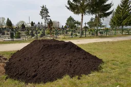 Į kapines parūpino nemokamo juodžemio