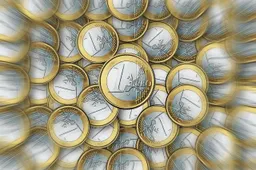 Buvęs pareigūnas su bedarbe ponia pirko 9 automobilius, pastatus ir sklypus