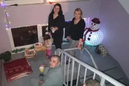 Kaimynai papuošė daugiabučio laiptinę