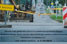 Vandens tiekimas dėl vandentiekio trasos trūkimo nutraukiamas namams Santaikos gatvės pradžioje