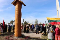 Naują koplytstulpį Panemuninkams išdrožė Artūras Zienka