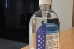 Atsargiai: dezinfekcinis skystis – ypač degus