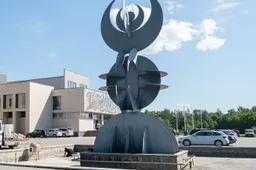 Spalvomis nušvis fontanas ir skulptūra prie Alytaus arenos